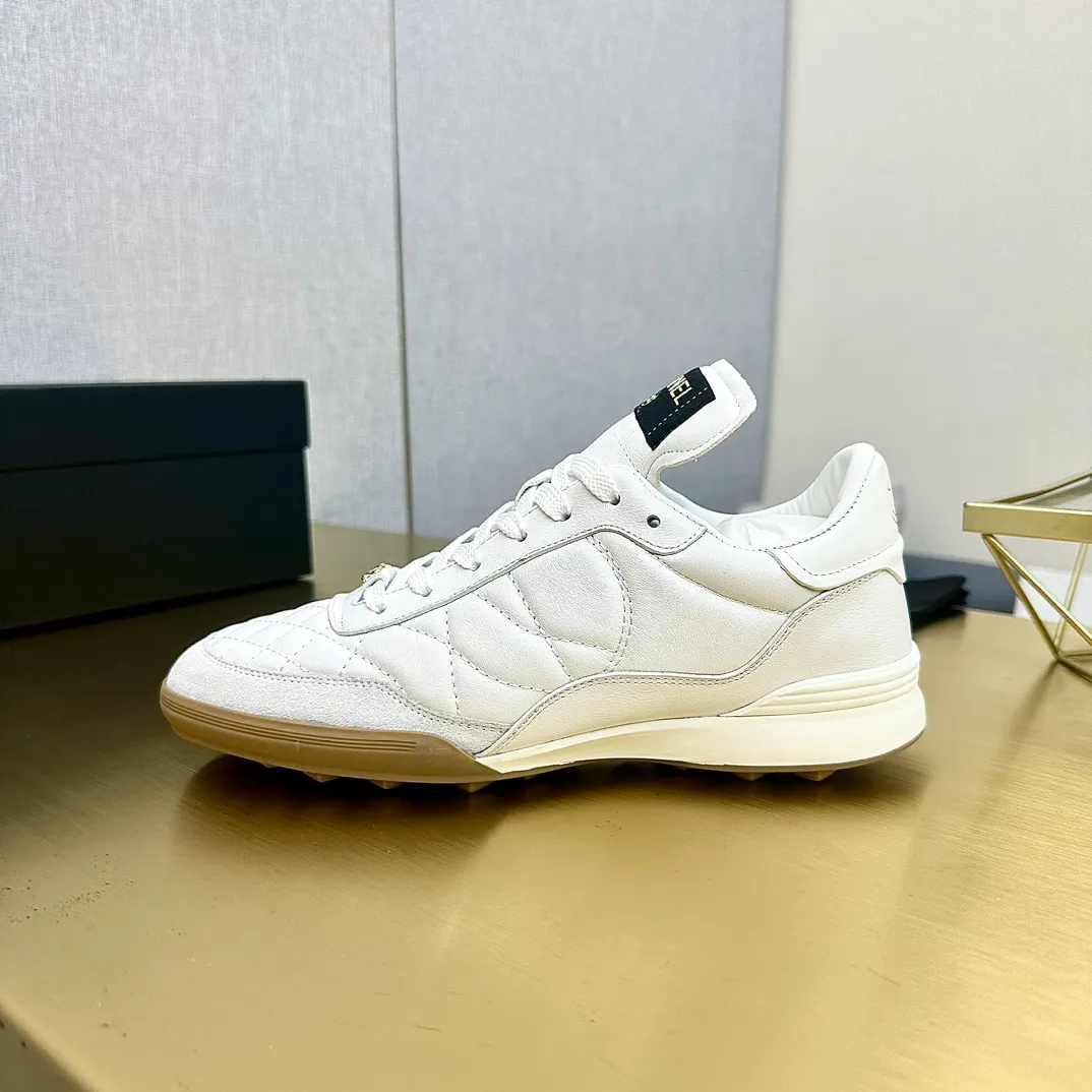 👟👟Ex-factory price 520👟👟 Top version Chanel Chanel - 2023 counter top casual sports shoes. This classic design; the upper is electro-embroidered with a variety of techniques; the outsole is fashionable and sporty; it is unusual to incorporate a variety of color matching elements... The diversified mix and match is very beautiful and versatile, and can be used for leisure, fashion, sports and outdoor... ꫛꫀꪝ Go➫ Material: ❶The upper is made of: original imported mercerized velvet + double-layer breathable mesh ❷The inner part is made of: the original imported breathable mesh ❸The outsole is based on: original TPU combination outsole Special counter boutique packaging complete set for women 35–41